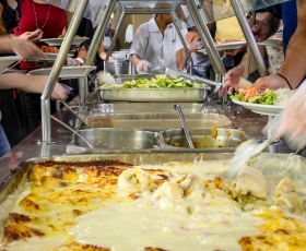 Movimentação durante refeições no Restaurante Universitário (RU). 28/11/2025. Foto: Beto Monteiro/Ascom UnB